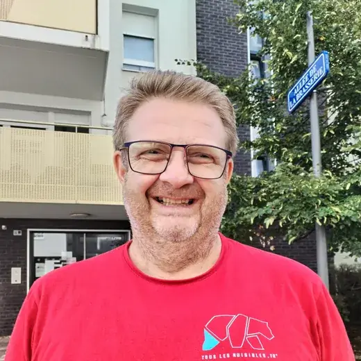 Fabien, technicien de 3D Nuisibles Alsace, en tenue de travail du réseau Tous Les Nuisibles