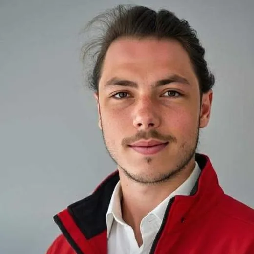 Frédéric Italiano, fondateur de 3D Nuisibles Alsace, en veste rouge aux couleurs du réseau