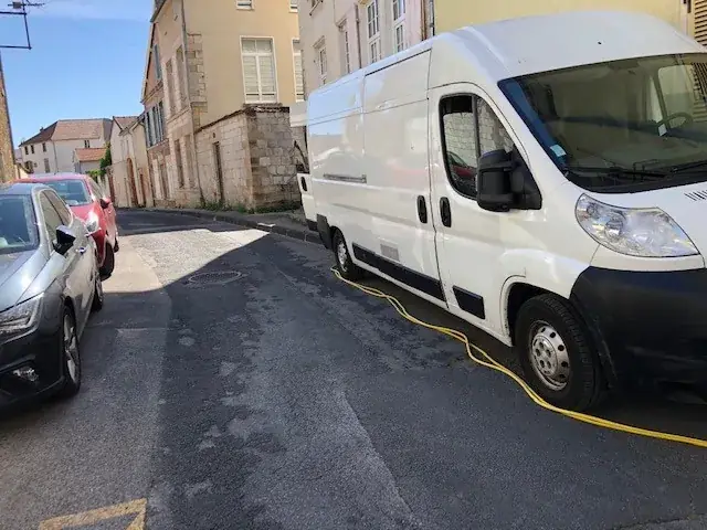 V&eacute;hicule d'intervention de 3D Nuisibles Alsace, &eacute;quip&eacute; pour les traitements contre les cafards et les blattes